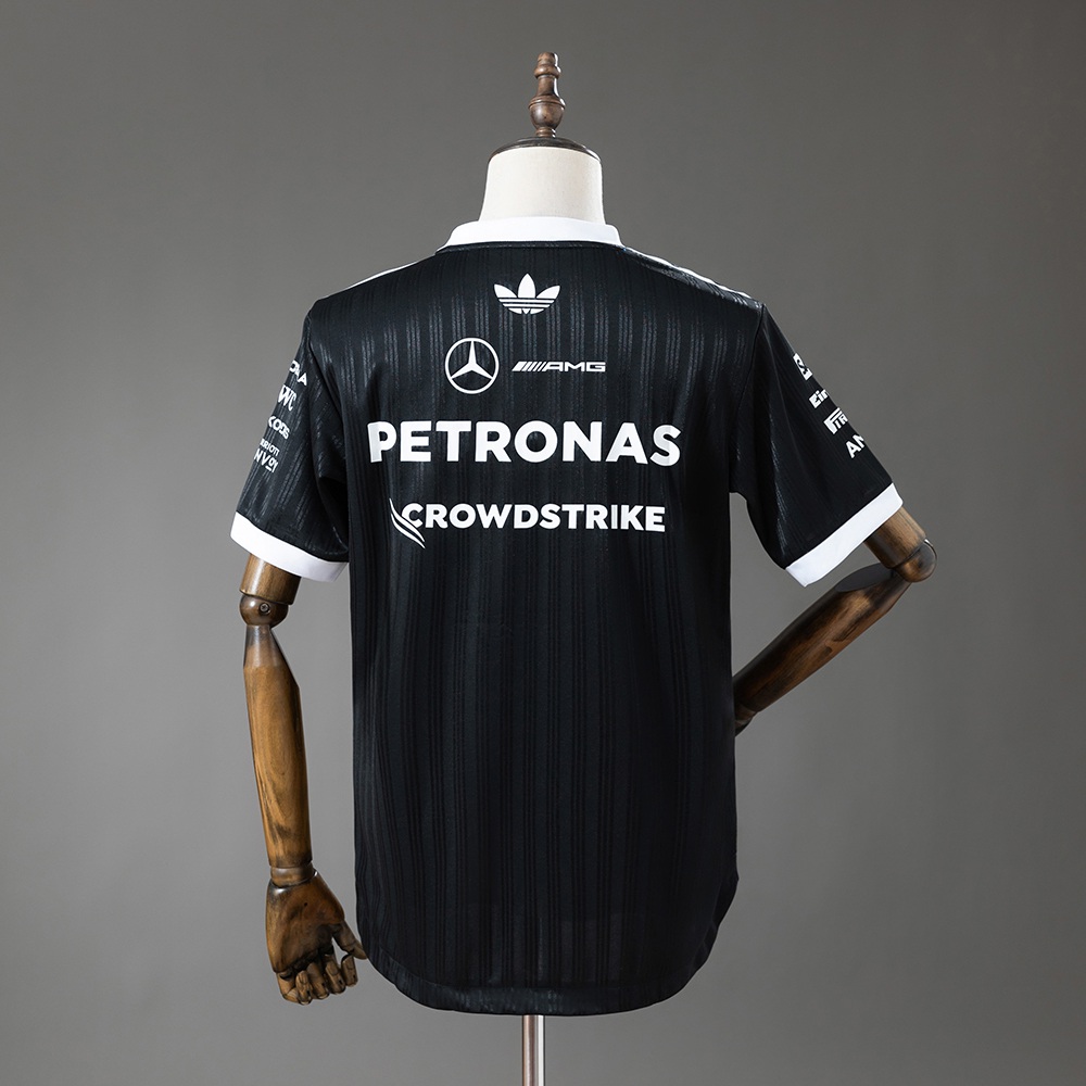 Mercedes-AMG Petronas F1 2026 player version Black T-shirt Foto 2