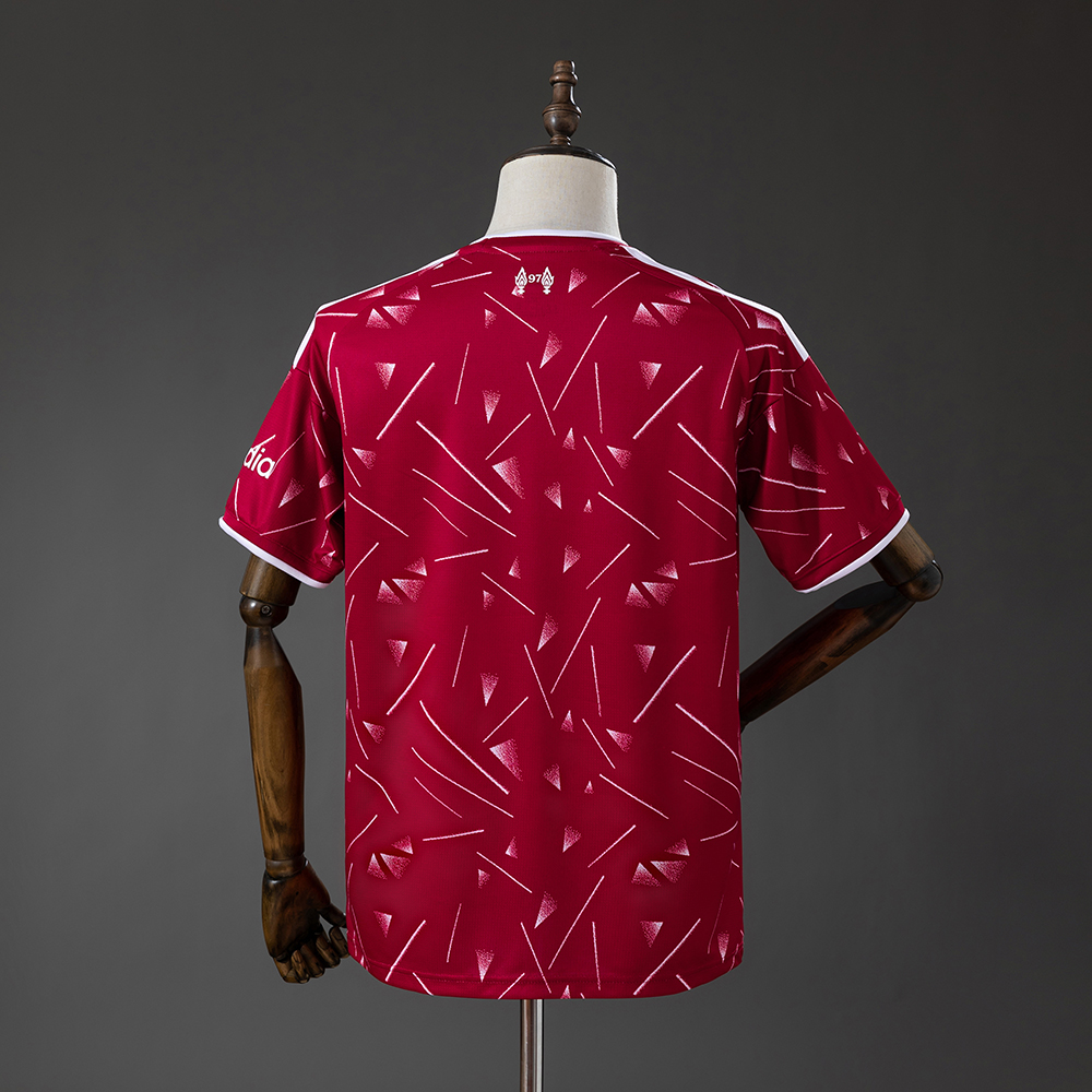 Liverpool 26/27 Home Foto 2